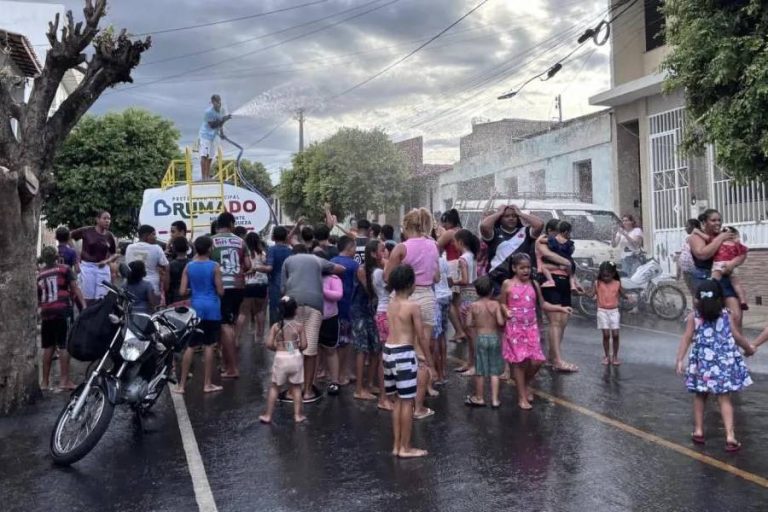 Rua 2 de Julho vira palco de alegria com Férias Animadas da Semed em Brumado