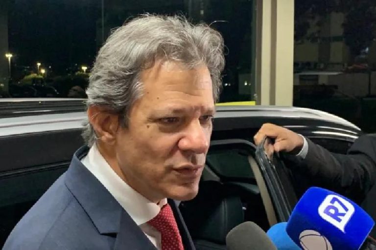 Sem Lula no páreo, Haddad lidera corrida presidencial em 2026, aponta AtlasIntel