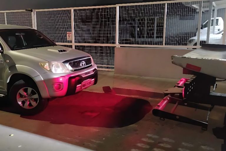 Veículo é guinchado após bloquear garagem em guia rebaixada em Guanambi
