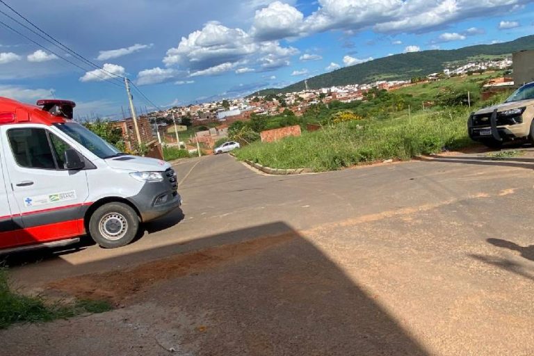 Acidente em Caculé deixa mulher ferida e termina em confusão no Bairro Jureminha