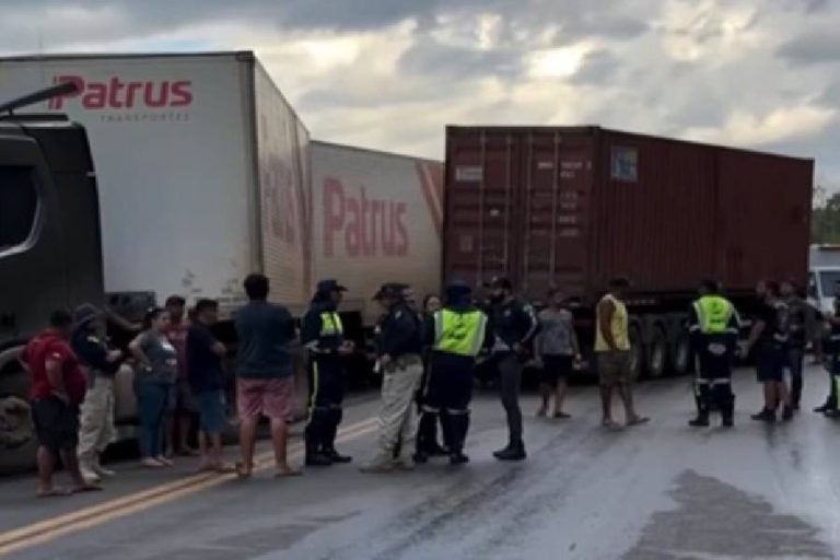 Acidente entre três carretas mata motorista e interdita a BR-116 no sudoeste da Bahia