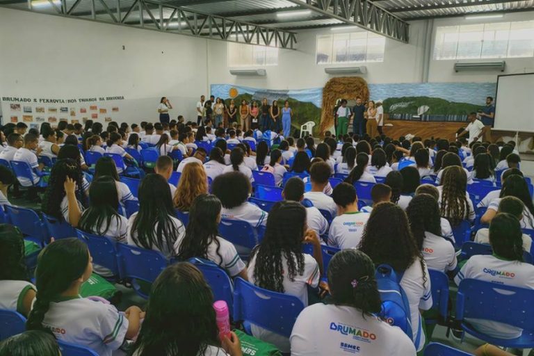Ano letivo começa em Brumado com recepção nas escolas e pedido de respeito aos professores