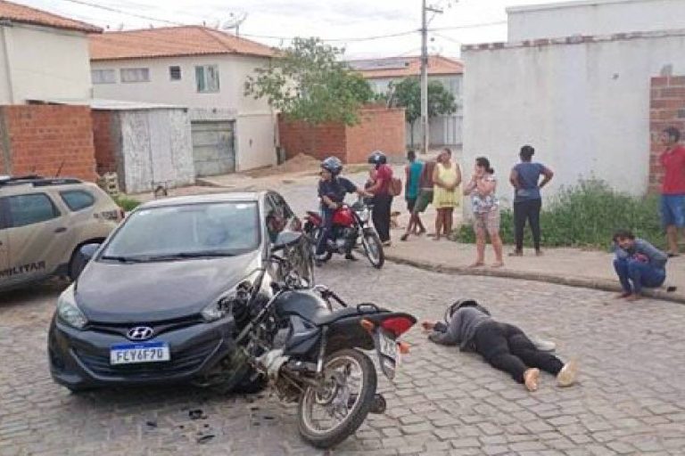 Batida entre carro e moto deixa mulher e adolescente feridas em Guanambi