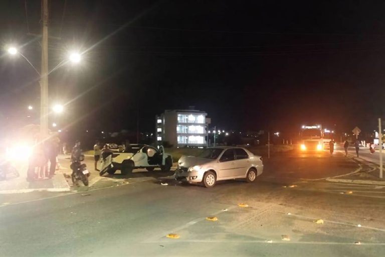 Batida entre carros interdita avenida e mobiliza PM em Guanambi