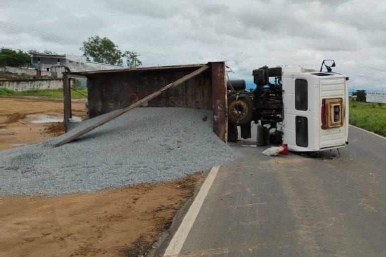 Caminhão carregado de brita tomba e interdita trecho da BR-030 em Guanambi