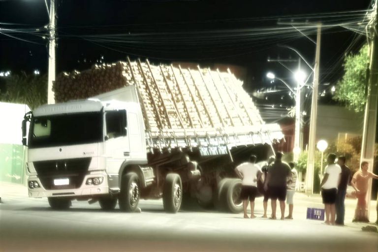 Caminhão com carga de madeira bloqueia estrada do bairro Baraúnas durante a madrugada