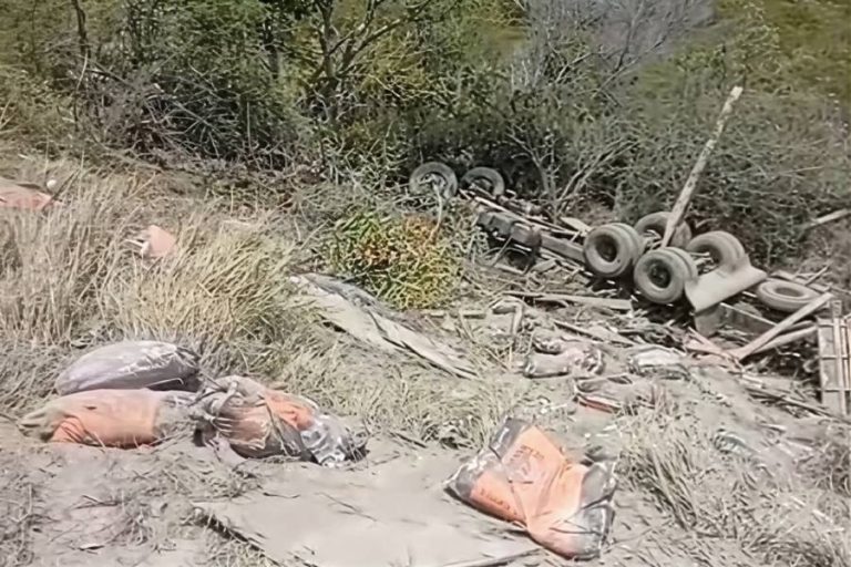 Carreta carregada com argamassa despenca em ribanceira na BA-262 e mobiliza equipes de resgate