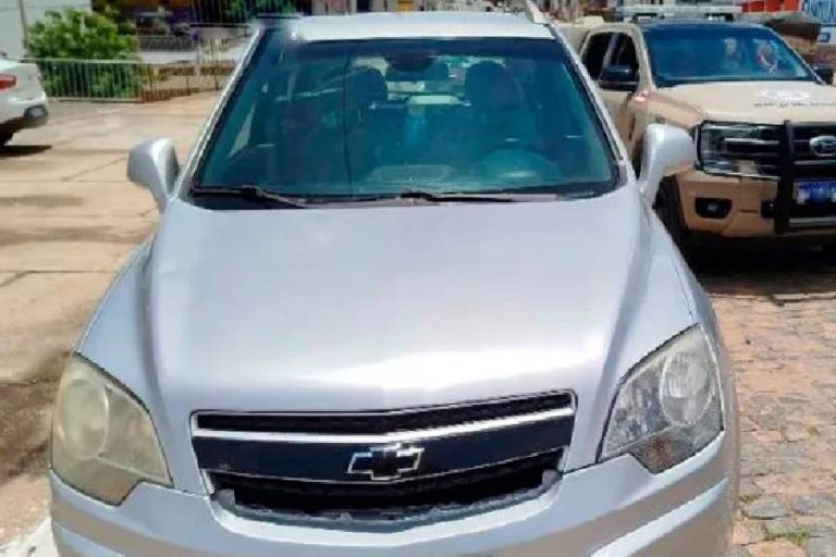 Carro com bloqueio judicial e R$ 35 mil em multas é apreendido em fiscalização em Brumado