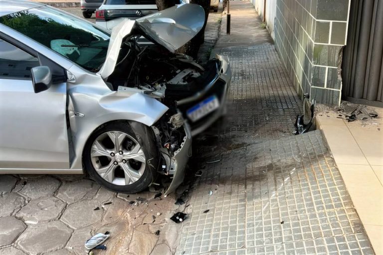 Carro perde freio, percorre 1 km e atinge muro de casa em Caetité; criança estava no veículo