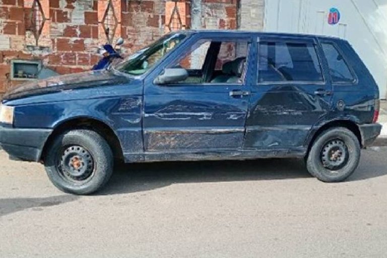 Colisão entre caminhão e carro causa danos materiais no centro de Pindaí