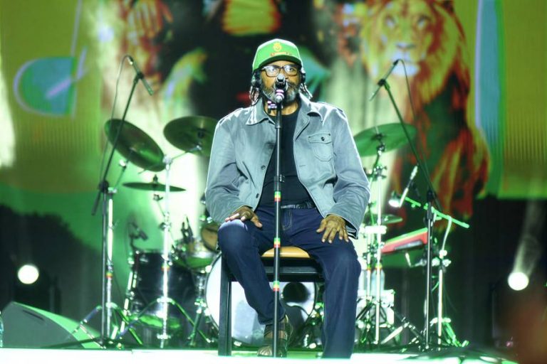 Deputada chama Edson Gomes de reacionário e critica postura política do cantor