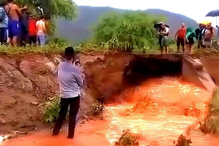 Forte chuva destrói estrada rural e isola comunidade em Livramento de Nossa Senhora