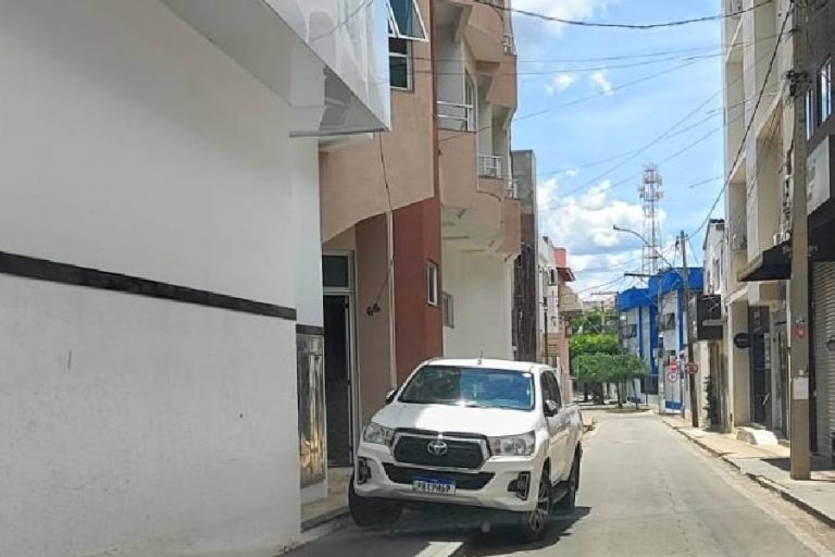 Hilux na calçada e na contramão rende autuação e revolta em rua de Guanambi