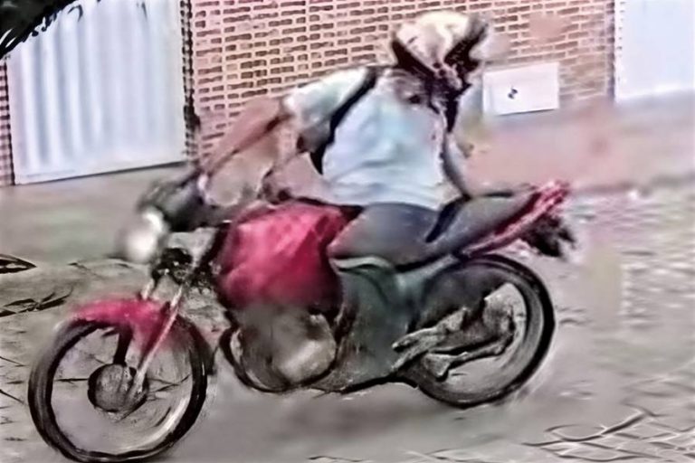 Homem armado com faca assalta mercadinho em Brumado e foge de moto