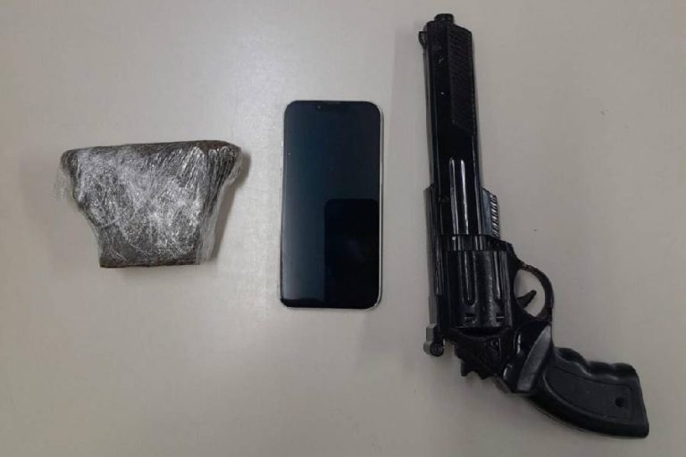 Homem com mandado em aberto é preso em Carinhanha com drogas e simulacro de arma