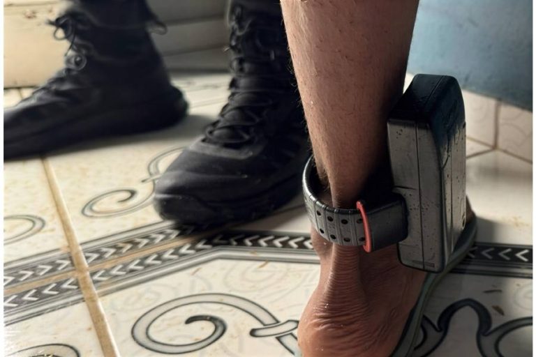 Homem com tornozeleira eletrônica é detido ao descumprir medida judicial durante o CarnaBrumas 2026