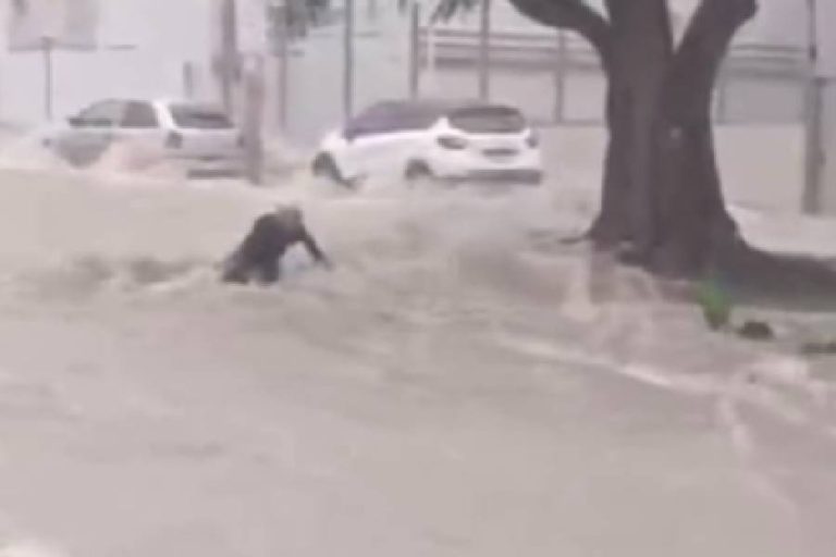 Homem em Vitória da Conquista é arrastado por enxurrada durante forte chuva