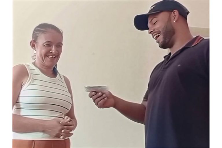 Honestidade viraliza em Brumado: morador encontra R$ 1 mil e busca dona do dinheiro