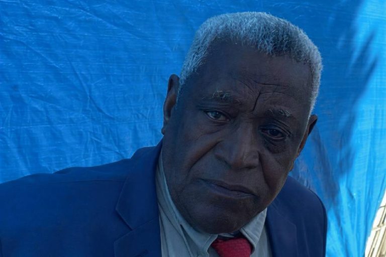 Idoso de 86 anos tenta reencontrar família em Macaúbas