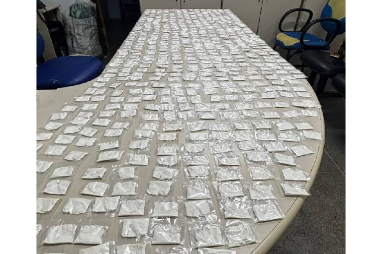 Madrugada de flagrante: polícia intercepta ônibus e apreende 776 papelotes de cocaína em Urandi