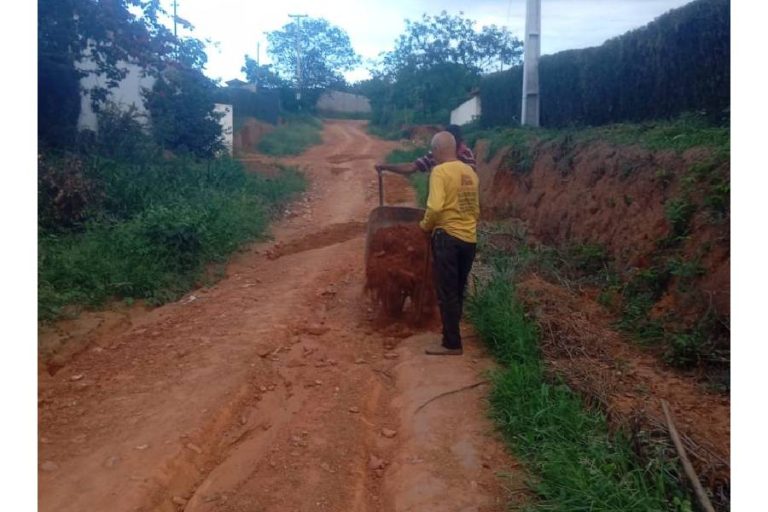 Moradores de Caculé tapam buracos em estradas vicinais por falta de manutenção do poder público