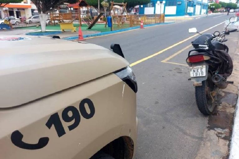 Motocicleta roubada cruza estados e acaba apreendida em blitz da PM na cidade de Tanhaçu