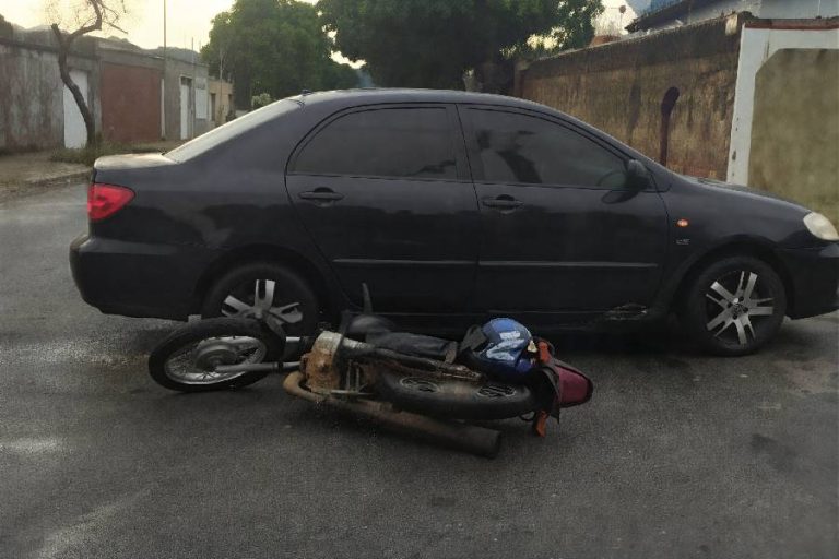 Motociclista fica ferido após batida com carro em cruzamento movimentado de Guanambi