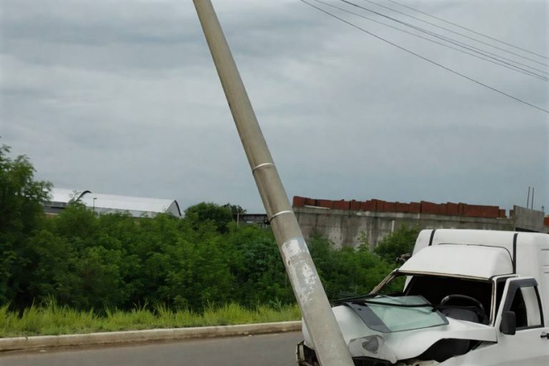 Motorista perde controle, derruba poste e interdita trecho da BR-030 em Guanambi