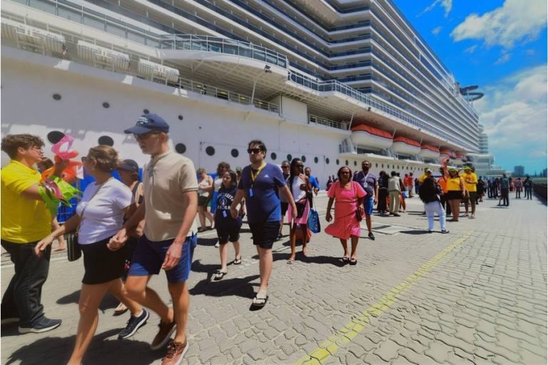 Navio com mais de 5 mil turistas invade Salvador no último dia de Carnaval e reforça recorde histórico