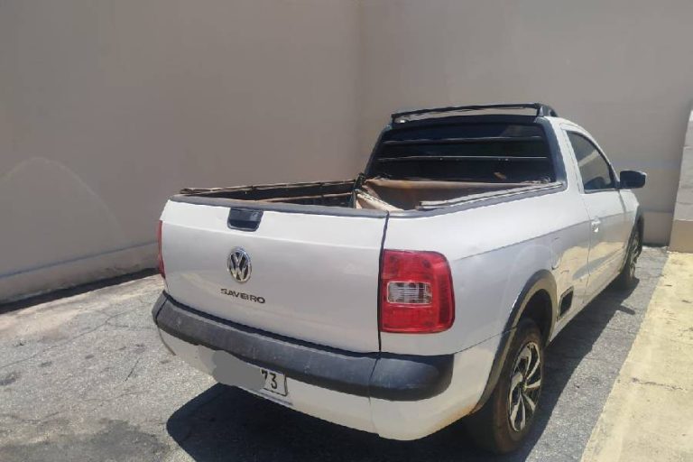 Carro com restrição judicial é apreendido pela PM em área central de Brumado