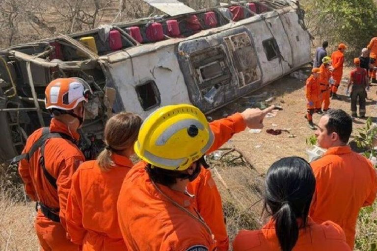 Ônibus de romeiros capota em Alagoas e deixa ao menos 15 mortos