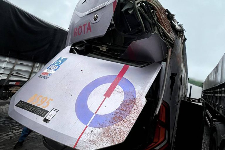 Ônibus tomba na BR-116 e passageiros passam por susto em Vitória da Conquista