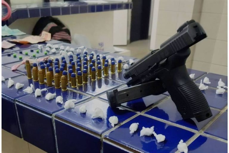 PM apreende arma com brasão da Polícia Civil de SP, drogas e recupera moto furtada em Brumado