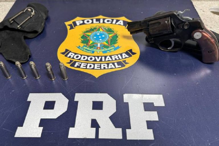 PRF apreende armas, medicamentos irregulares e vapes durante operação na BR-116, em Conquista