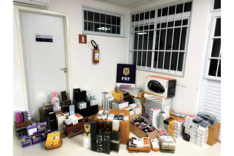 PRF intercepta ônibus na BR-116 e apreende quase 300 celulares e eletrônicos importados