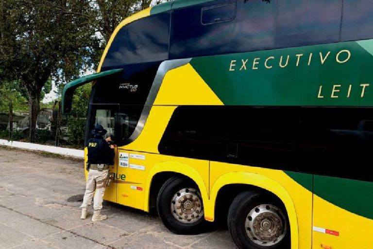 PRF realiza operação e aborda mais de 350 veículos de transporte de passageiros na Bahia