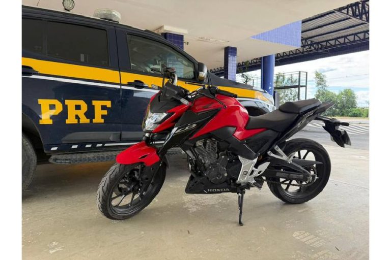 PRF recupera moto furtada escondida em bagageiro de ônibus na BR-116, em Vitória da Conquista