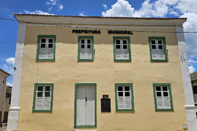 Prefeitura de Paramirim decreta desapropriações para ampliar Casa de Farinha e sanitários públicos