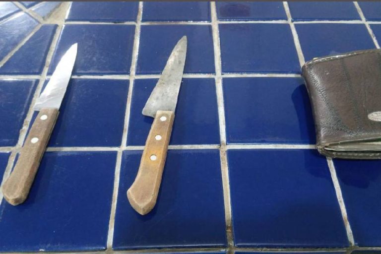 Surto de violência termina com homem detido após ameaçar namorada e sogro com facas em Brumado
