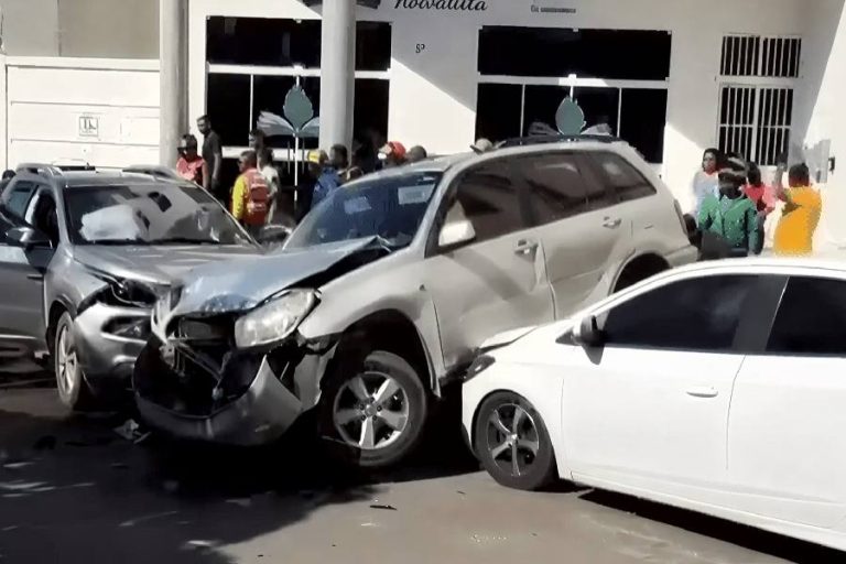 Suspeita de embriaguez termina em batida com cinco veículos e motorista é levado à delegacia em Guanambi