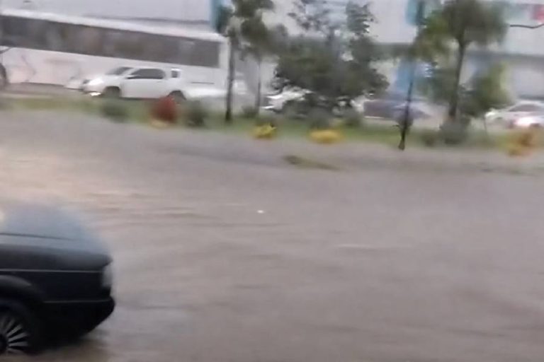 Temporal transforma avenida em rio e assusta moradores em Vitória da Conquista