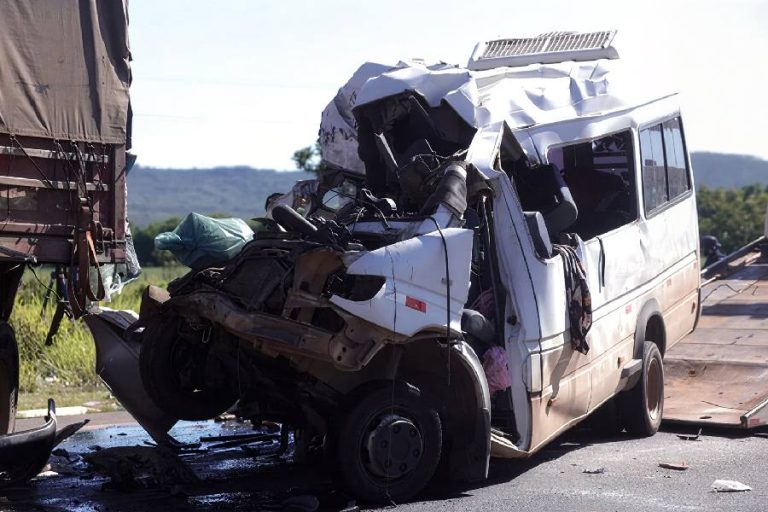 Van que saiu da Bahia deixa cinco mortos e 11 feridos