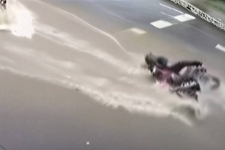 Vídeo flagra motociclista sendo arrastado por enxurrada durante temporal em Vitória da Conquista