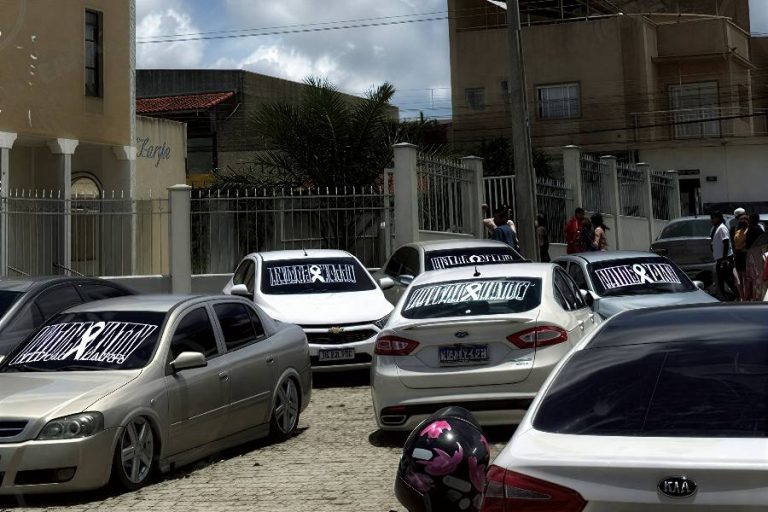 Vitória da Conquista em luto: último adeus a Vitor, Katy e Letícia emociona Urbis 5
