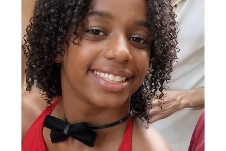 Adolescente desaparecida após sair da escola é encontrada morta; vídeo com homem armado intriga polícia