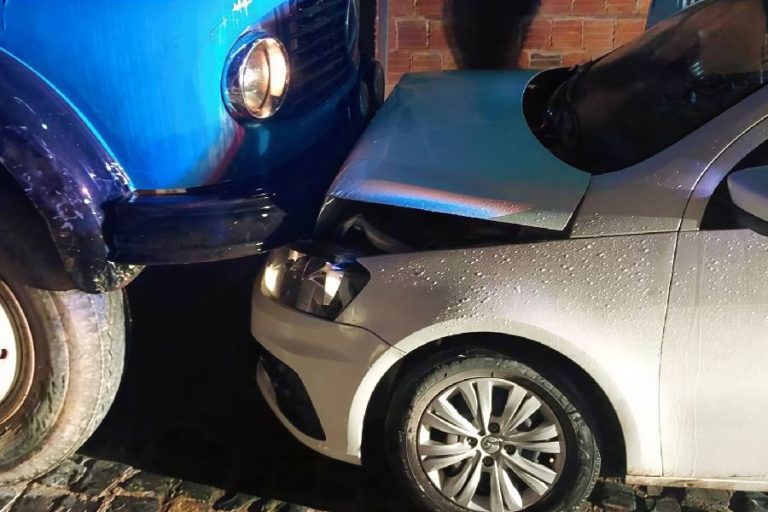 Batida entre carro e caminhão assusta moradores em Iuiú