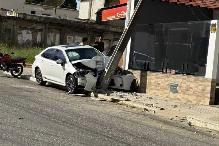 Carro perde controle, sobe calçada e bate em poste na Avenida em Vitória da Conquista