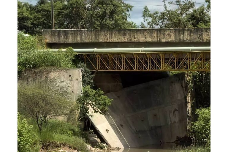 Chuva forte interdita ponte e causa alerta em Conquista; estrutura é bloqueada por risco