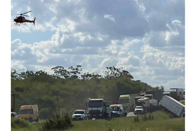 Engavetamento na BR-324 envolve nove veículos e deixa uma pessoa morta