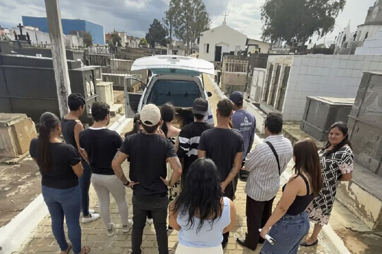 Enterro discreto e dor silenciosa marcam despedida de jovem encontrada em freezer na cidade de Vitória da Conquista